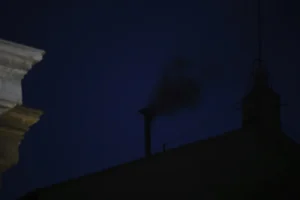 first-vote-of-conclave-ends-with-black-smoke