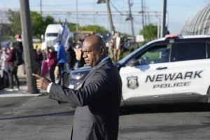 newark-mayor-arrested-at-protest-where-lawmakers-‘stormed’-ice-prison