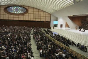 pope-leo-xiv-jokes-in-english,-blesses-in-latin-during-first-audience-with-journalists