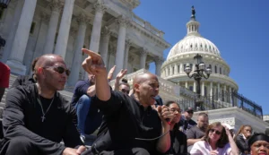 cory-booker-breaks-messaging-‘silo’-with-outreach-to-house-democrats