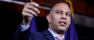hakeem-jeffries-reportedly-overhauls-messaging-strategy-to-counter-trump,-gop