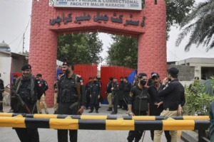 earthquake-panic-allows-for-a-jailbreak-in-pakistan