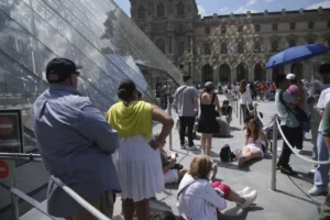 louvre-temporarily-shuts-down-as-employees-strike
