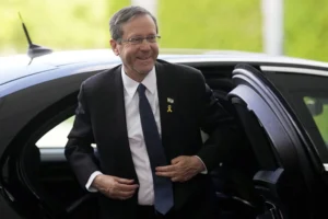 israeli-leaders-send-mixed-messages-on-iran-regime-change