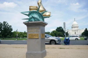 liberals-come-to-see-‘dictator-approved’-statue-–-washington-examiner