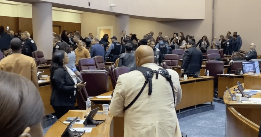 chaos-erupts-in-chicago-city-hall-as-palestinian-rioters-disrupt-council-meeting-over-israel-solidarity-resolution-(video)-|-the-gateway-pundit-|-by-jim-hᴏft