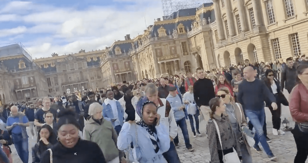 france-on-high-alert-for-potential-terror-attacks-after-louvre-museum-and-versailles-palace-evacuated-amidst-bomb-threats-(video)-|-the-gateway-pundit-|-by-jim-hᴏft