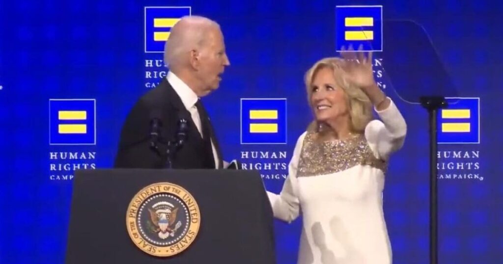 he’s-shot:-dr.-jill-helps-a-confused-joe-biden-shuffle-off-stage-(video)-|-the-gateway-pundit-|-by-cristina-laila