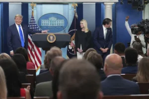 ‘trump-2028!’:-white-house-cameraman-outburst-reflects-press-briefing-room-maga-makeover