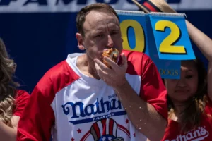 joey-‘jaws’-chestnut-regains-title-in-annual-hot-dog-eating-contest