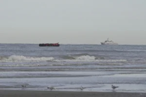 france-and-uk-to-combat-uptick-in-boats-traveling-through-english-channel