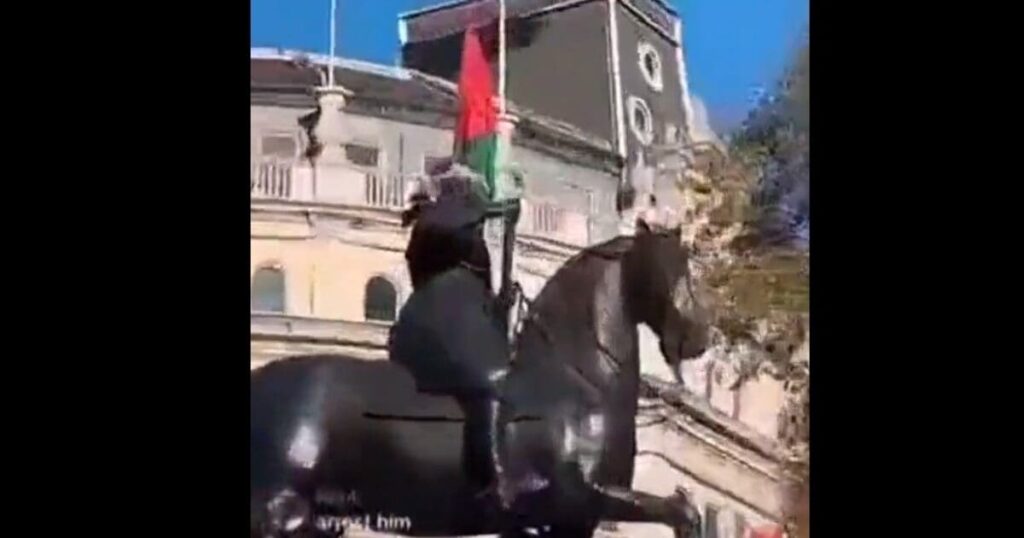 london-is-falling:-anti-israel-protesters-raise-palestinian-flag-on-statue-of-king-charles-i-–-wave-keffiyeh-scarf-around-his-head-–-beat-pro-israeli-protester-|-the-gateway-pundit-|-by-jim-hoft