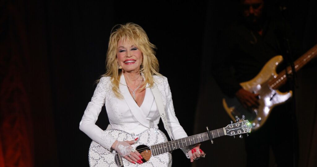 dolly-parton-to-play-nfl-halftime-show-on-thanksgiving-when-the-cowboys-play-the-commanders