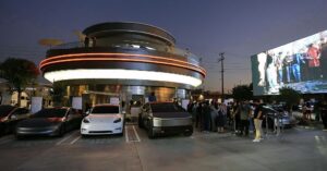 a-$17-hotdog-and-a-humanoid-robot-serving-popcorn:-wired’s-day-at-the-tesla-diner