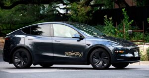 tesla-readies-a-taxi-service-in-san-francisco—but-not-with-robotaxis
