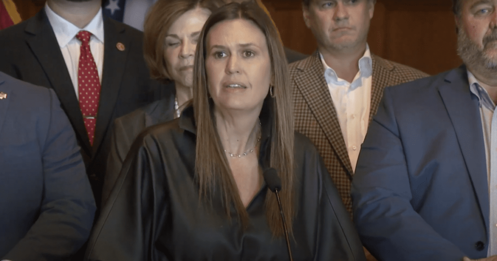 arkansas-leads-the-charge:-gov.-sarah-sanders-mandates-chinese-state-owned-company-to-sell-its-american-farmland-(video)-|-the-gateway-pundit-|-by-jim-hᴏft