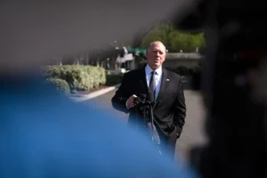 white-house-defiant-on-immigration-despite-slipping-polls