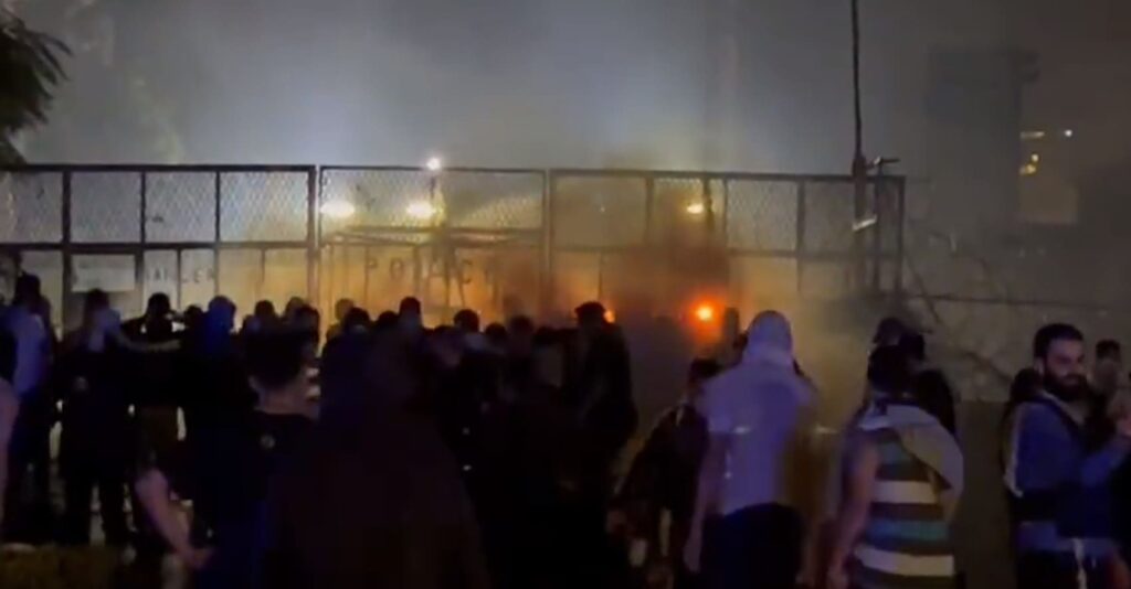 breaking:-protests-break-out-at-us-embassies-across-middle-east-–-muslims-raise-palestinian-flag-at-us-embassy-wall-in-beirut-–-burn-us-flags-(video)-|-the-gateway-pundit-|-by-jim-hoft