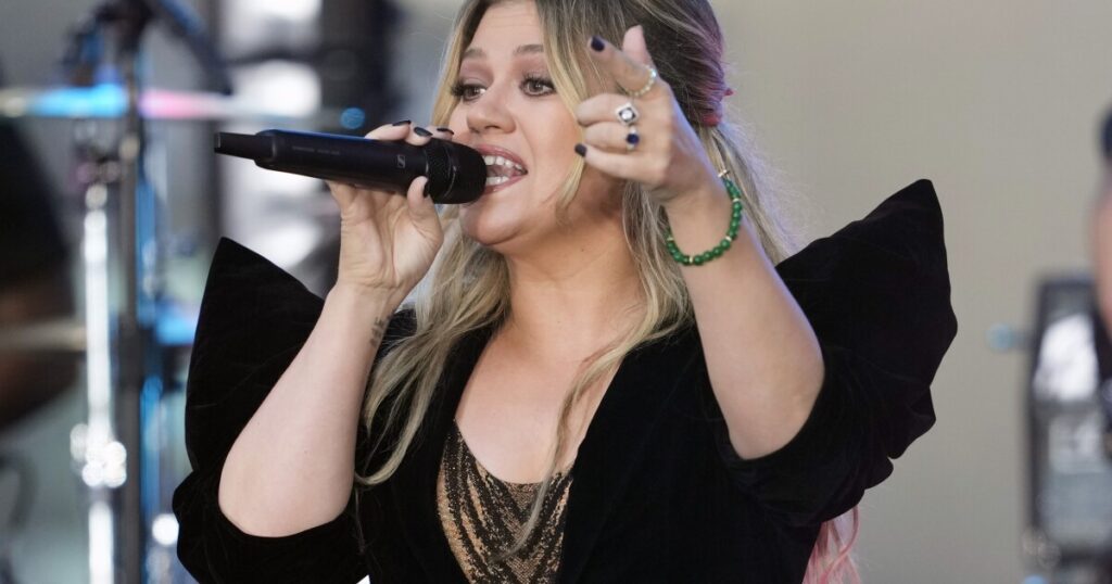 kelly-clarkson-leaves-california-because-she-‘couldn’t-be’-in-los-angeles-anymore