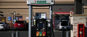 bystander-at-7-eleven-picks-up-on-woman