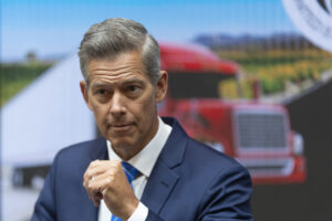 faa-to-add-2,000-new-air-traffic-controllers-in-hiring-surge