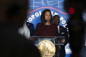 dc-mayor-woos-gop-as-trump’s-police-takeover-nears-an-end