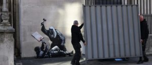 iconic-faceless-artist-paints-mural-protesting-gov