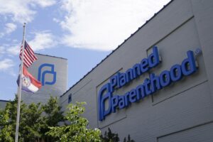 appeals-court-lifts-block-of-planned-parenthood-defunding