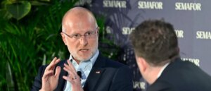 fcc-chair-pushes-back-as-bondi-‘hate-speech’-comments-draw-conservative-uproar