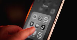 diminish-distractions-by-setting-your-iphone-to-gray-scale-when-you’re-home