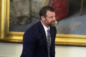 mullin-says-trump-being-‘open-and-transparent’-asking-bondi-to-target-political-enemies