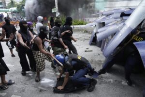 dozens-arrested-and-hurt-in-clashes-with-police-near-philippine-presidential-palace