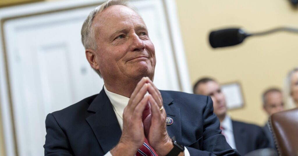 13-republicans-who-voted-to-avert-government-shutdown-to-be-boosted-by-non-profit