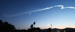 video-shows-single-engine-cessna-make-emergency-landing-on-california-interstate