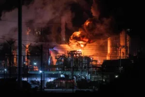 large-fire-breaks-out-at-chevron-refinery-near-los-angeles