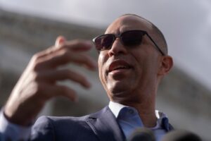 watch-live:-jeffries-speaks-amid-government-shutdown