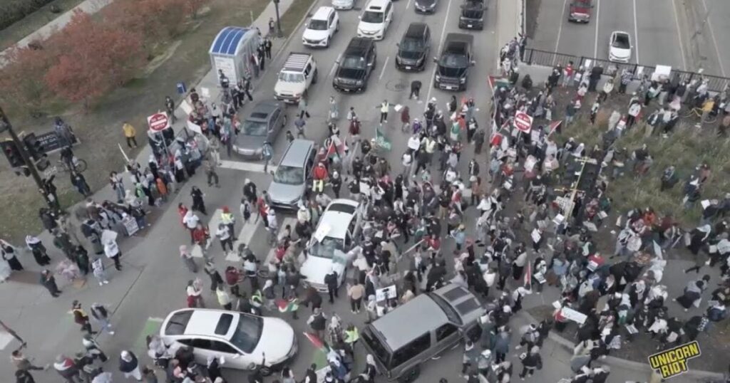 woke-mn-city-council-candidate-whips-up-pro-palestine-mob,-blocks-highway,-swarms-elderly-driver-in-minneapolis,-chases-him-down-(video)-|-the-gateway-pundit-|-by-cristina-laila