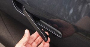 new-rules-could-force-tesla-to-redesign-its-door-handles.-that’s-harder-than-it-sounds