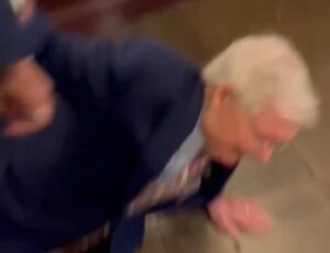 breaking:-mitch-mcconnell-falls-down-hard-(video)-|-the-gateway-pundit-|-by-cristina-laila