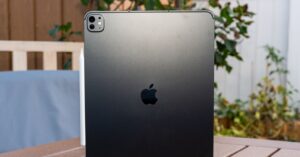 apple’s-ipad-pro-is-tremendously-powerful,-but-still-a-bit-niche