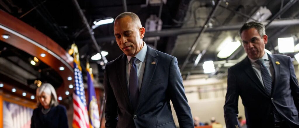 hakeem-jeffries-finally-bends-the-knee-to-socialist-zohran-mamdani-ahead-of-early-voting