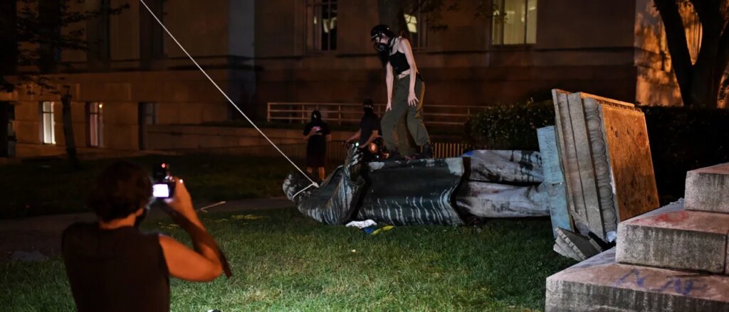 trump-admin-restores-confederate-statue-torn-down-during-2020-riots-in-dc