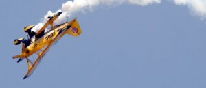 video-shows-moment-plane-crashes-into-neighborhood-while-on-hurricane-relief-mission,-2-dead