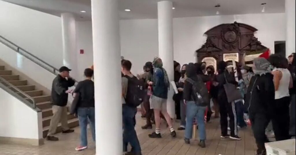 nypd-rescue-jewish-students-at-cooper-union-college-trapped-by-menacing-pro-hamas-mob-(video)-|-the-gateway-pundit-|-by-kristinn-taylor