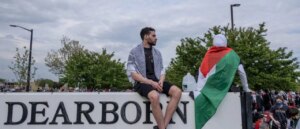 muslims-surround-conservative-protesters-shouting