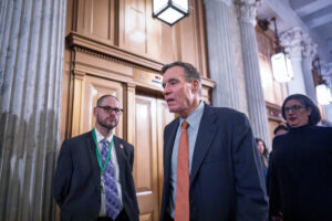 sen.-warner-criticizes-russia-ukraine-peace-proposal-as-‘awful’