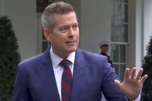 top-trump-official-starts-massive-online-debate-about-dressing-up-for-air-travel