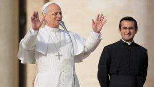 pope-visits-istanbul’s-blue-mosque-without-praying-as-he-focuses-on-unifying-christians