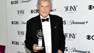 british-playwright-tom-stoppard,-who-won-academy-award-for-shakespeare-in-love,-has-died-at-88