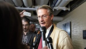 capitol-tea:-burchett-teases-musical-guest-for-15-minute-christmas-party